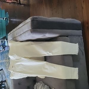 Off white, coca Carmen jeans.